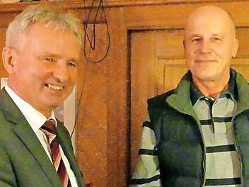 Der Trebgaster Bürgermeister Werner Diersch (links) vereidigte den neuen Feldgeschworenen Herbert Winterling. Foto: Dieter Hübner