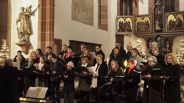 Der Kirchenchor bei seinem festlichen Konzert in der Hammelburger Stadtpfarrkiche.  Foto: Willy Volkert