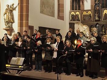 Der Kirchenchor bei seinem festlichen Konzert in der Hammelburger Stadtpfarrkiche.  Foto: Willy Volkert