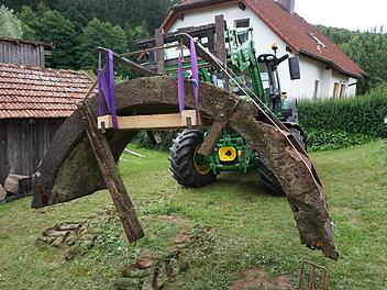Der obere Teil des Mühlrades wird abtransportiert. Foto: Marion Eckert