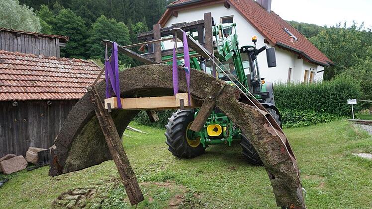 Der obere Teil des Mühlrades wird abtransportiert. Foto: Marion Eckert
