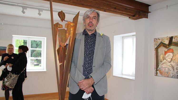 Der tschechische K&uuml;nstler Tom&aacute;&scaron; Dolej&scaron; mit seinem Werk "Die Enge". Es ist aus Cortenstahl.