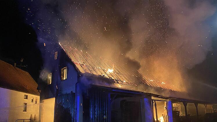 Lagerhalle eines Hopfentrocknungsbetriebes in Vollbrand