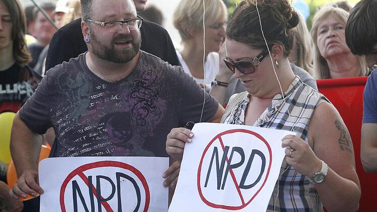 So wie diese beiden Bürger zeigten gestern viele mit Transparenten und Fahnen Gesicht und Haltung gegen Rechtsextremismus.