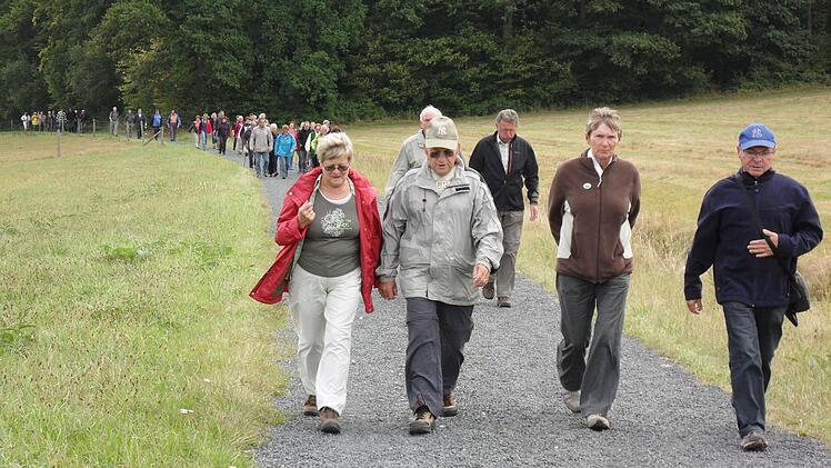 Rund  300 Wanderer  nahmen an der Herbsttour der "Fünf-Sterne"-Gemeinden teil. Sie fand in der Gemeinde Rauhenebrach statt.  Fotos:  sw