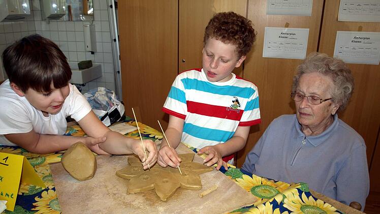 Am Tisch der Jungen Jan (links) und Luca gibt Resi Treuner Tipps. Foto: Susanne Deuerling