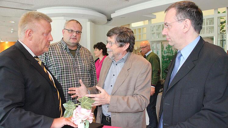 Die Vorsitzenden der Bürgervereine Beiersdorf und Neuses, Cord Seegers und Manfred Meyer, im Gespräch mit OB Kastner und Fraktionsvorsitzendem Nowak.