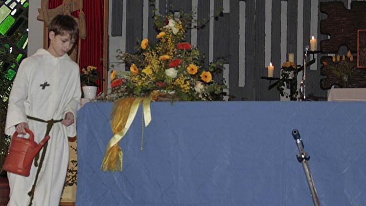 Nicolas Kratkai angelt im Familiengottesdienst eine leere Fischdose und symbolisiert damit die Verantwortung für die Nahrung und Lebensmittel der Menschen.