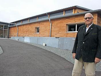 Als "Dankeschön" hat Joachim Wiegand für Mitarbeiter und die Bewohner Steinbachs die Rennsteighalle bauen lassen.  Foto: Veronika Schadeck