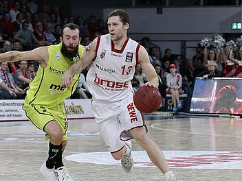 Janis Strelnieks (r.) zieht am Bayreuther Bastian Doreth vorbei. Fotos: sportpress