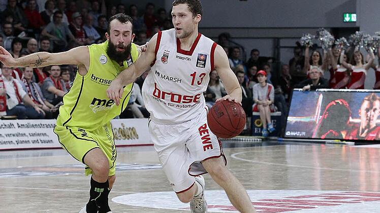 Janis Strelnieks (r.) zieht am Bayreuther Bastian Doreth vorbei. Fotos: sportpress