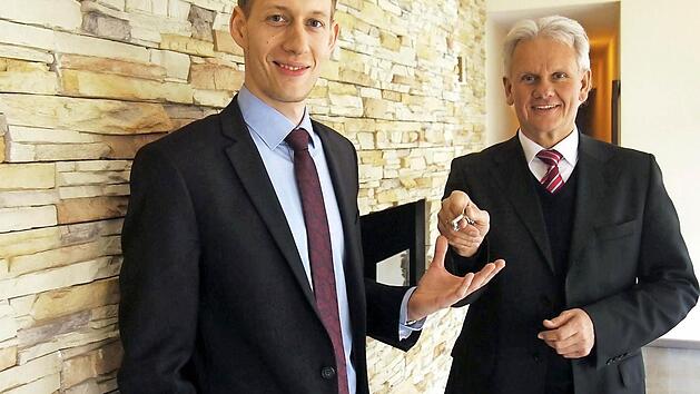 Schl&uuml;ssel&uuml;bergabe: Jos de Leeuw und sein Nachfolger  Foto: IHK