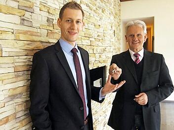 Schlüsselübergabe: Jos de Leeuw und sein Nachfolger  Foto: IHK