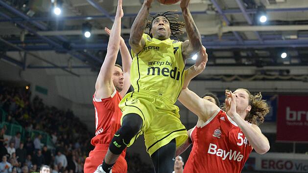 Daniel Mullings ragte bei den Bayreuthern mit 16 Punkten heraus. Hier mogelt er sich zwischen den M&uuml;nchnern Dusko Savanovic und John Bryant durch. Foto: Peter Mularczyk