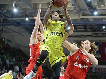 Daniel Mullings ragte bei den Bayreuthern mit 16 Punkten heraus. Hier mogelt er sich zwischen den Münchnern Dusko Savanovic und John Bryant durch. Foto: Peter Mularczyk