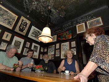 Wirtin Wally Mück (rechts) am Künstlerstammtisch im Pizzini in Bamberg Foto: Ronald Rinklef