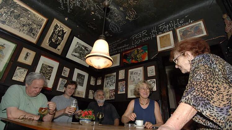Wirtin Wally Mück (rechts) am Künstlerstammtisch im Pizzini in Bamberg Foto: Ronald Rinklef