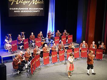 Beim Orchester "Holger Mück und seine Egerländer Musikanten" ist ein Kulmbacher Ehepaar aktiv: Reiner Spindler spielt Schlagzeug, Sandra Spindler ist Sängerin und Moderatorin. Am 14. April gibt's ein Heimspiel in der Dr.-Stammberger Halle. Fotos: Sonny Adam