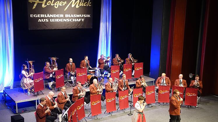 Beim Orchester "Holger Mück und seine Egerländer Musikanten" ist ein Kulmbacher Ehepaar aktiv: Reiner Spindler spielt Schlagzeug, Sandra Spindler ist Sängerin und Moderatorin. Am 14. April gibt's ein Heimspiel in der Dr.-Stammberger Halle. Fotos: Sonny Adam