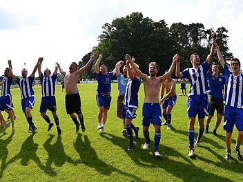 Die Spieler des FC Dormitz feierten mit ihren Anhängern am Sonntag die Meisterschaft in der A-Klasse 4 Erlangen/Pegnitzgrund.Sportfoto Zink