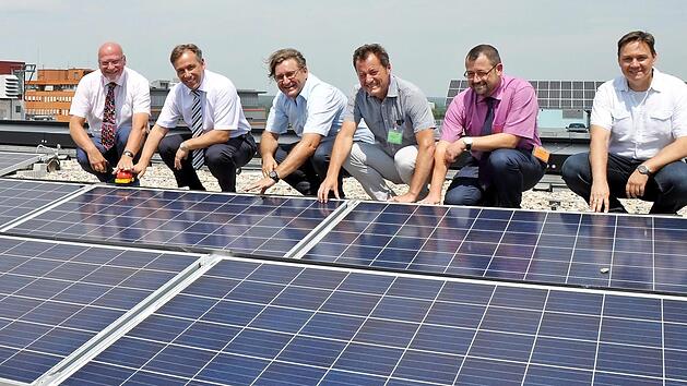 Geben das Startsignal f&uuml;r die Photovoltaikanlage auf dem Dach des neuen Landratsamtes: Stadtwerke-Vorstandsvorsitzender Wolfgang Geus, Landrat Alexander Tritthart, Siegfried Schr&ouml;pf, Gesch&auml;ftsf&uuml;hrer der Grammer Solar GmbH, Kreisbaumeister Thomas Lux, Gesch&auml;ftsleiter Marcus Schlemmer und Dipl.-Ing. (FH) Markus Preller, Inhaber des Ingenieurb&uuml;ros ecoplan (v. l.) . Foto: Hannah Reuter