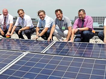 Geben das Startsignal für die Photovoltaikanlage auf dem Dach des neuen Landratsamtes: Stadtwerke-Vorstandsvorsitzender Wolfgang Geus, Landrat Alexander Tritthart, Siegfried Schröpf, Geschäftsführer der Grammer Solar GmbH, Kreisbaumeister Thomas Lux, Geschäftsleiter Marcus Schlemmer und Dipl.-Ing. (FH) Markus Preller, Inhaber des Ingenieurbüros ecoplan (v. l.) . Foto: Hannah Reuter
