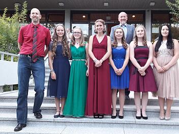 Die Schulbesten mit Lehrer Georg Göbel (im Bild von links): Maike Ledermann (1,5), Lina Bretscher (1,4), Sophia Memmel (1,8), Julia Krug (2,0), Elisa Fehler (1,1) und Laura Bartenstein (2,0). Hartmut Hessel