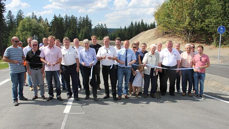 Der Regierungsvizepräsident Thomas Engel, Landrat Klaus Löffler, Bürgermeister Thomas Löffler (vordere Reihe, 5., 6. und 7.) freuen sich, dass diese Baumaßnahme innerhalb von elf Monaten getätigt werden konnte. Mit im Bild die Fraktionsvorsitzenden des Steinbacher Gemeinderats und des Kreistags. Fotos: Schadeck