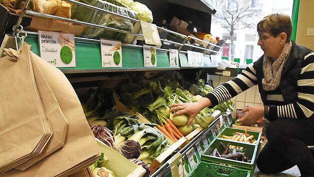 Brigitte Kieslinger will in ihrem Laden m&ouml;glichst wenig Plastik verkaufen. Obst und Gem&uuml;se gibt es meistens ohne Plastikverpackung. Wer keinen eigenen Korb dabei hat, bekommt hier eine Papiert&uuml;te.  Fotos: Christoph Wiedemann
