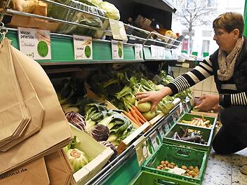 Brigitte Kieslinger will in ihrem Laden möglichst wenig Plastik verkaufen. Obst und Gemüse gibt es meistens ohne Plastikverpackung. Wer keinen eigenen Korb dabei hat, bekommt hier eine Papiertüte.  Fotos: Christoph Wiedemann