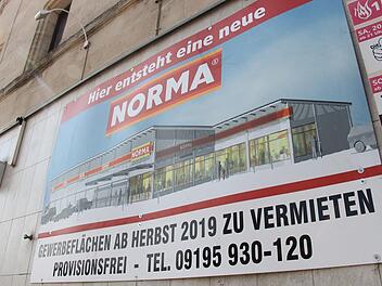 Eine Anzeigentafel von Norma am Areal in der Ortsmitte von Uehlfeld  wirbt um Pächter. Foto: Christian Bauriedel