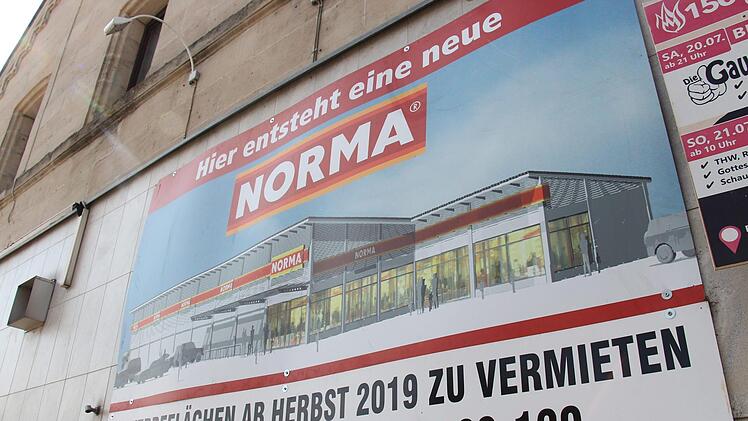 Eine Anzeigentafel von Norma am Areal in der Ortsmitte von Uehlfeld  wirbt um Pächter. Foto: Christian Bauriedel