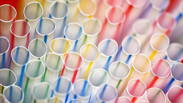 Bunte Trinkhalme aus Plastik. Der Bundestag hat am Donnerstag &uuml;ber ein EU-Verbot von bestimmten Einwegplastik-Produkten ab Mitte 2021 abgestimmt. Foto: Ralf Hirschberger, dpa