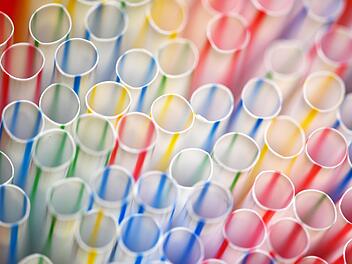 Bunte Trinkhalme aus Plastik. Der Bundestag hat am Donnerstag über ein EU-Verbot von bestimmten Einwegplastik-Produkten ab Mitte 2021 abgestimmt. Foto: Ralf Hirschberger, dpa