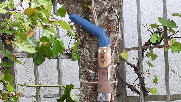 Einige kleine Kunstwerke, die zum Teil aus Treibholz aus der Steinach gestaltet wurden, bereichern nun die schöne Anlage.