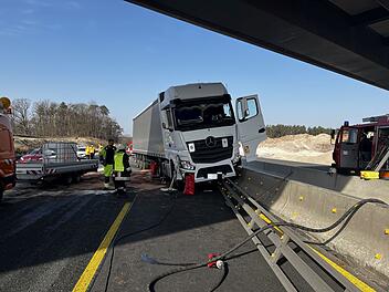 Lastwagen kommt von A3 ab