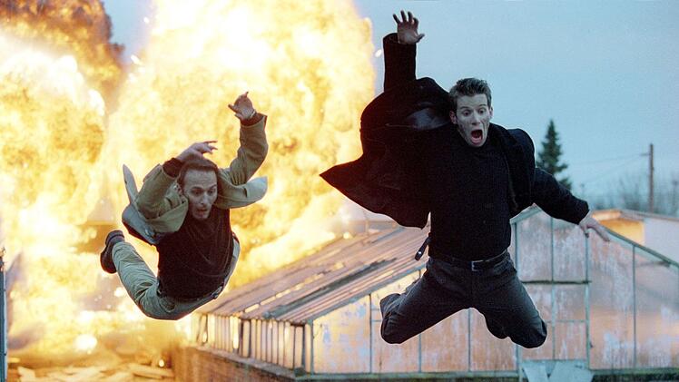 Autobahncop Semir Gerkhan Erdogan Atalay, links) steht seit fast 30 Jahren seinen Mann im Actiongewitter.