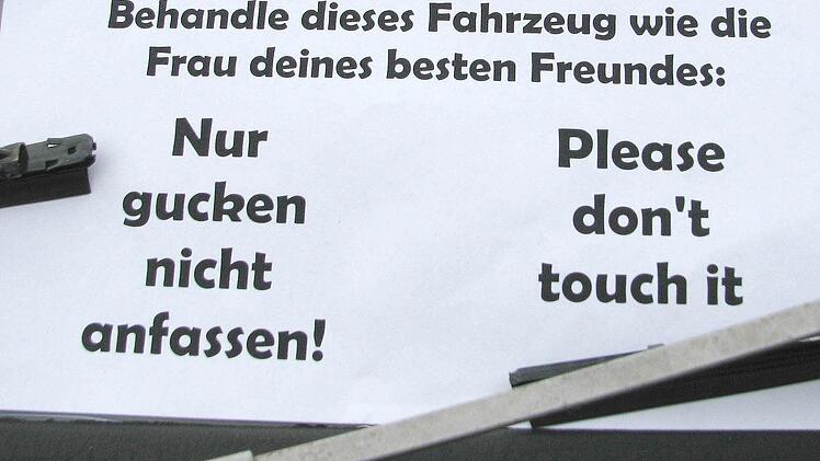 "Nur gucken, nicht anfassen". Die Besucher waren trotz der "Warnhinweise" vom vierten Oldtimertreffen im Gleisenauer Schloss sehr angetan.