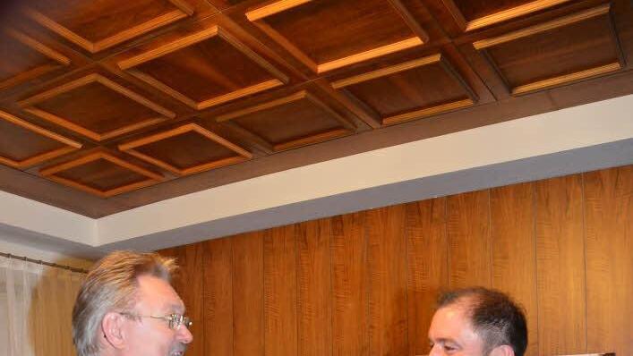 Wahlverlierer Klaus Dressel (CSU) gratuliert den Amtsinhaber Hans Pietz (Freie Wähler). Foto: Hofmann