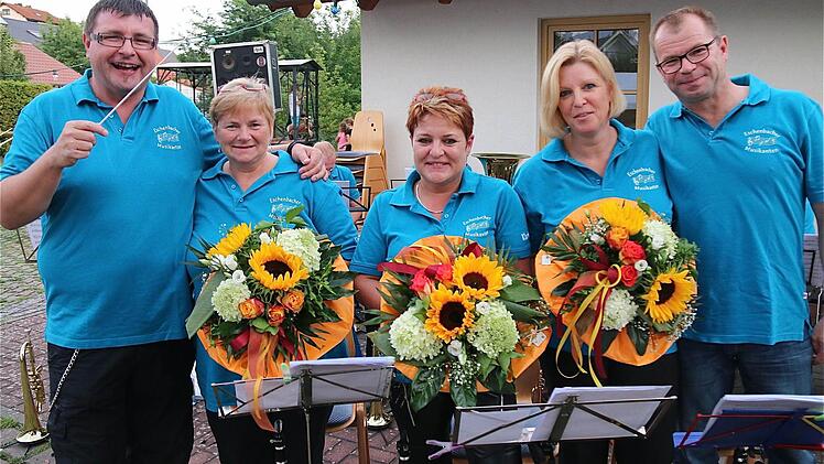 Matthias Reith (links) und Thomas Reuter verabschieden die Klarinettistinnen Bettina Roth, Dorina Dorn und Sabine Hofländer.