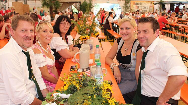 Der Schützenverein Sand zeigte sich im Festzelt in Tracht. Blumenschmuck gehört traditionell dazu.