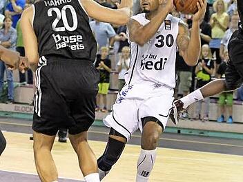 Der Bayreuther Ronald Burrell (rechts) im Testspiel gegen den Bamberger Elias Harris Foto: Peter Mularzcyk