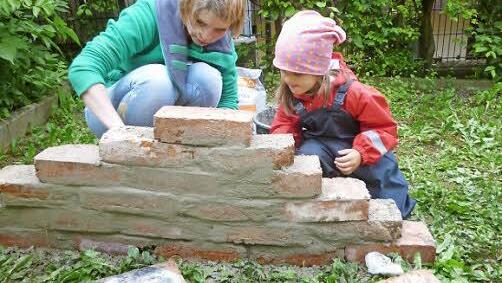 Stein für Stein und mit Mörtel entsteht eine Mauer.  Foto: Stephy Beck