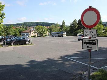 Einige Autofahrer, zumeist von auswärts, hatten gestern in der Früh von der Parkplatzsperre noch nichts mitbekommen. Foto: Ralf Kestel
