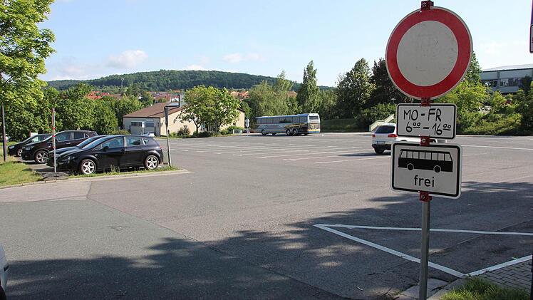 Einige Autofahrer, zumeist von auswärts, hatten gestern in der Früh von der Parkplatzsperre noch nichts mitbekommen. Foto: Ralf Kestel