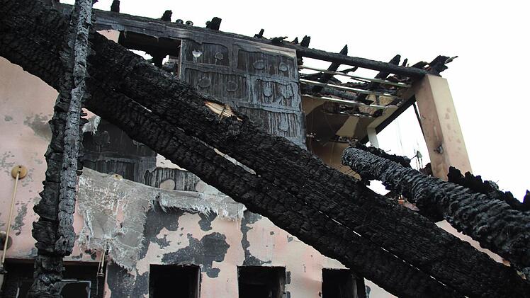 Unbewohnbar: Blick auf das zerst&ouml;rte Obergeschoss Foto: Nike Bodenbach