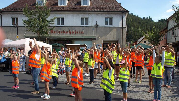 Die "Turnkinder" des SV Steinwiesen zeigen einen Tanz. Foto: Susanne Deuerling