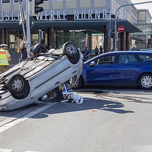Pkw landet nach Kollision auf dem Dach - Stau im Feierabendverkehr