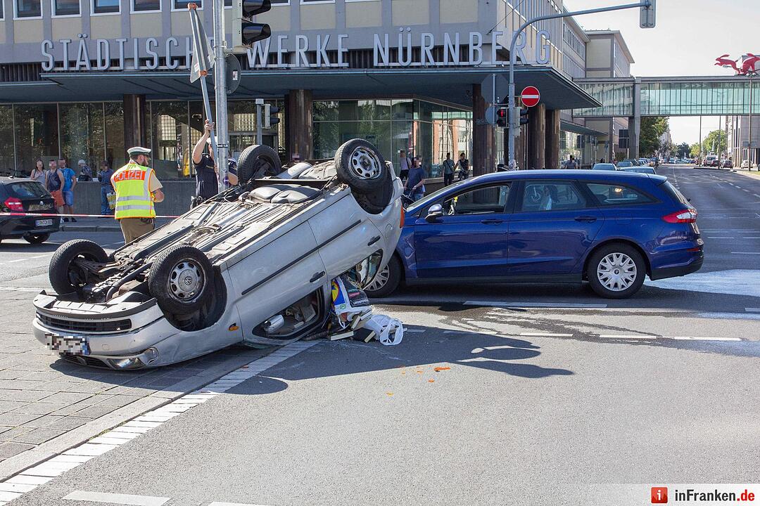Pkw landet nach Kollision auf dem Dach - Stau im Feierabendverkehr