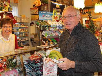 Erhard Kundmüller kommt aus Oberweiler zum Einkaufen zu Elisabeth Hetzel.Fotos: Anette Schreiber